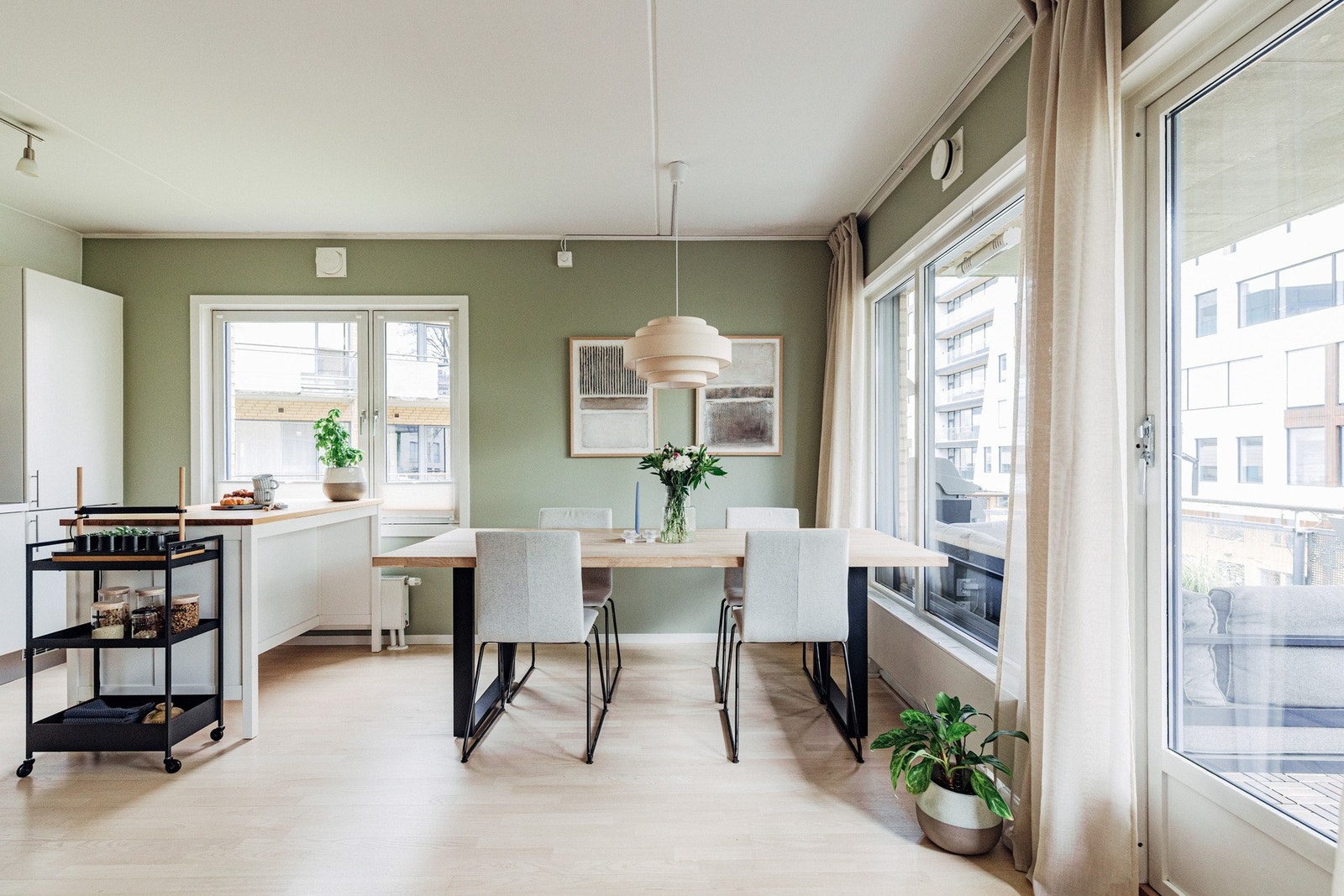 Stuen vender mot sørvest og har fine lysforhold. Galleribilde
