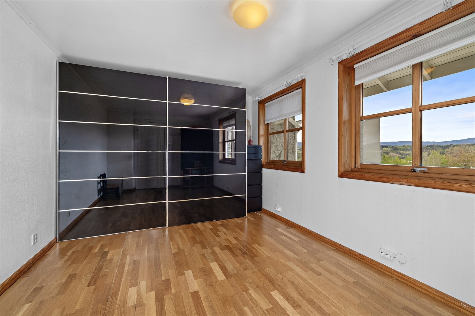 Hovedsoverommet har en romslig skyvedørsgarderobe for effektiv oppbevaring. Galleribilde