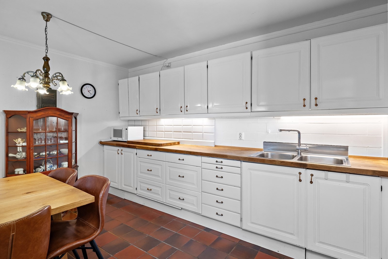 Kjøkkeninnredning med profilerte fronter og en solid benkeplate i heltre. Galleribilde