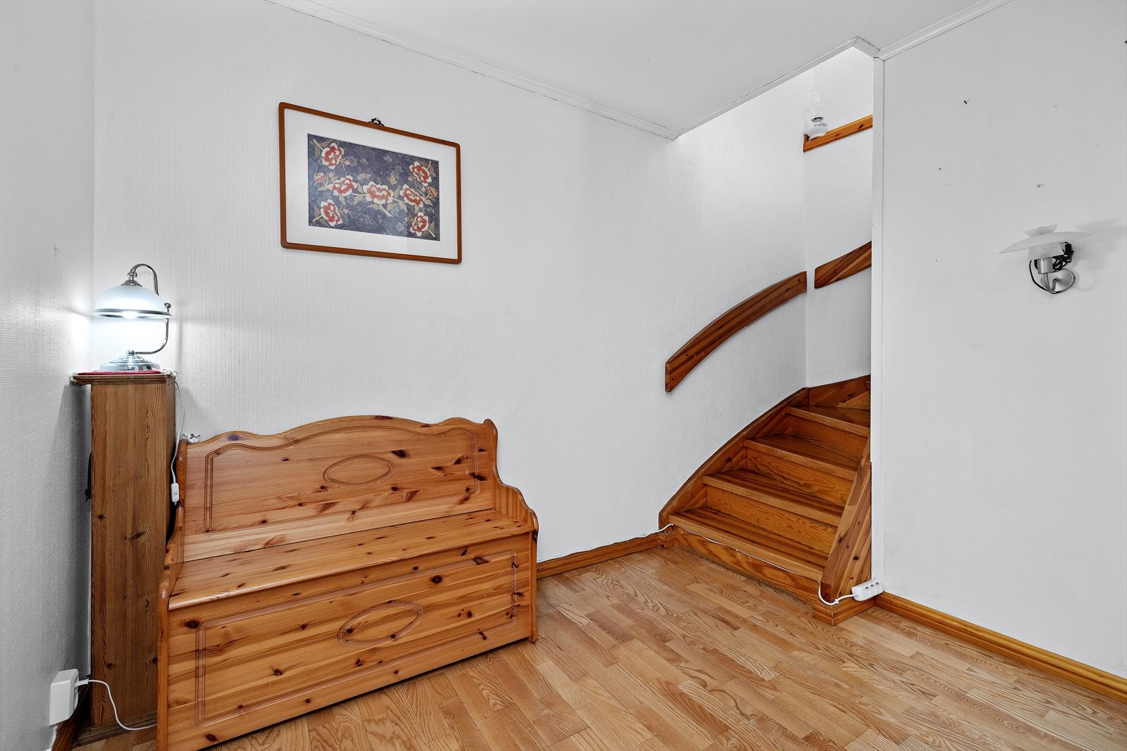 En innvendig trapp i treverk forbinder de to etasjene. Galleribilde