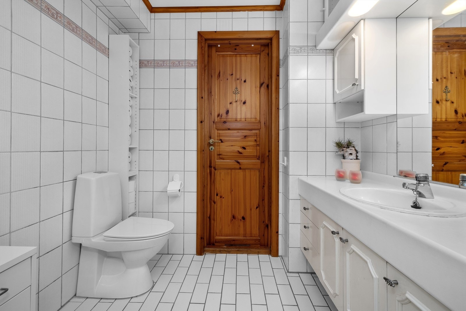 Badet i underetasjen er fra byggeåret og har flislagte overflater og elektrisk gulvvarme. Galleribilde