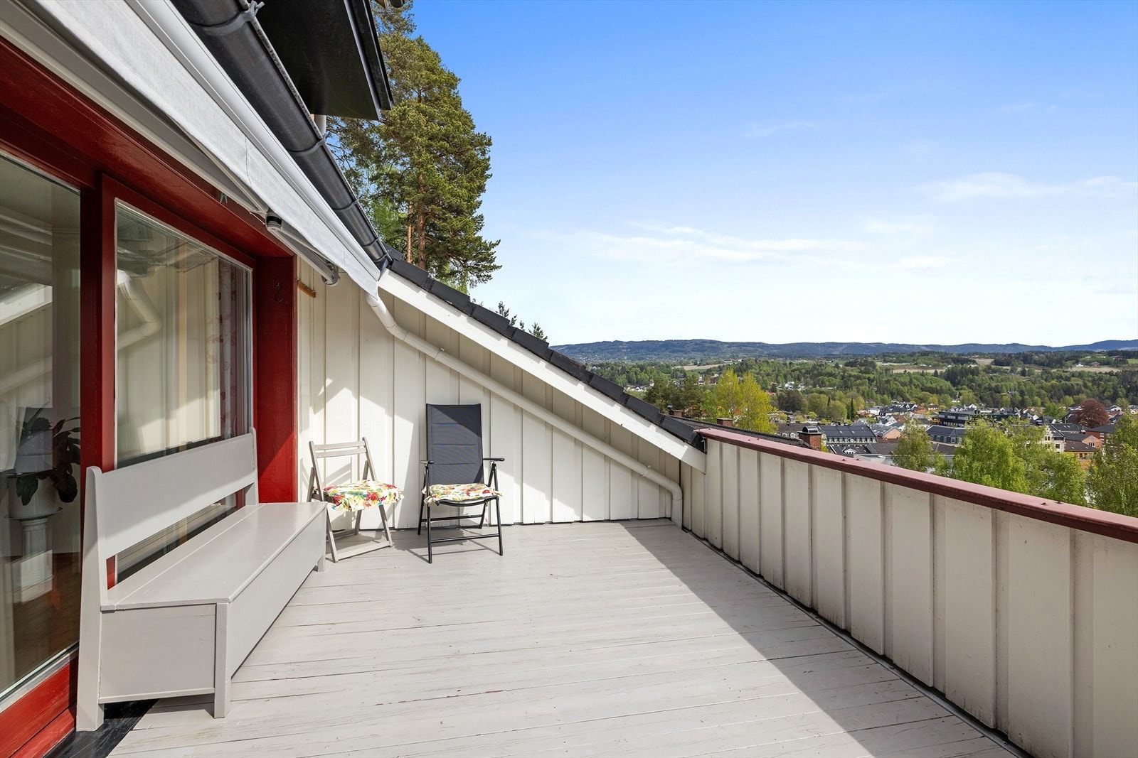 Den sørvendte terrassen er på ca. 28 m² og har god plass til både sofagruppe og spisebord. Galleribilde