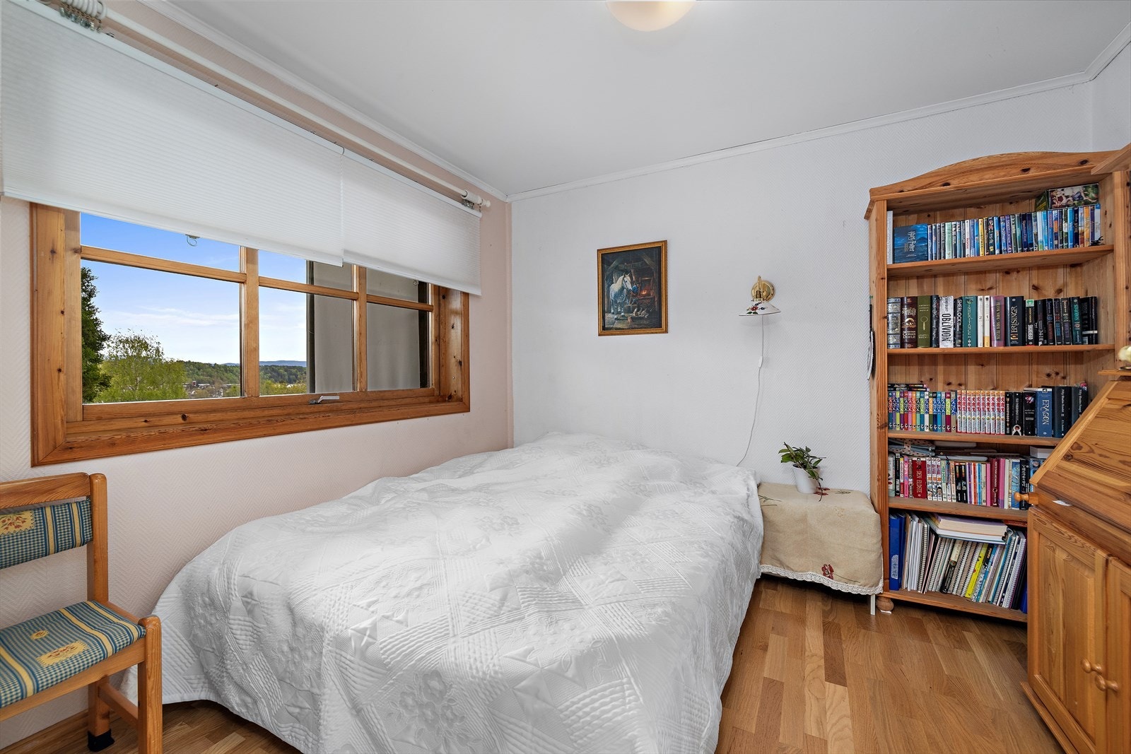 Et lyst soverom med plass til seng og arbeids- eller lesekrok. Galleribilde