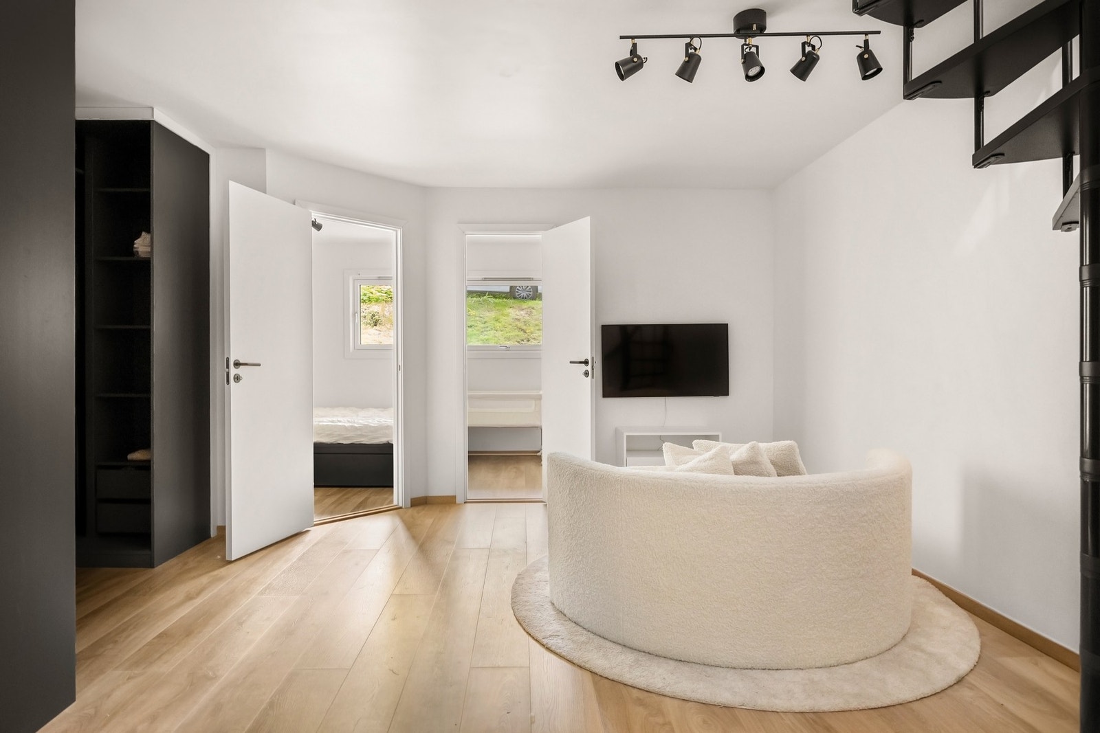 Det første som møter deg er en romslig hall/gang med flere bruksmuligheter og god plass for ønsket møblement. Galleribilde