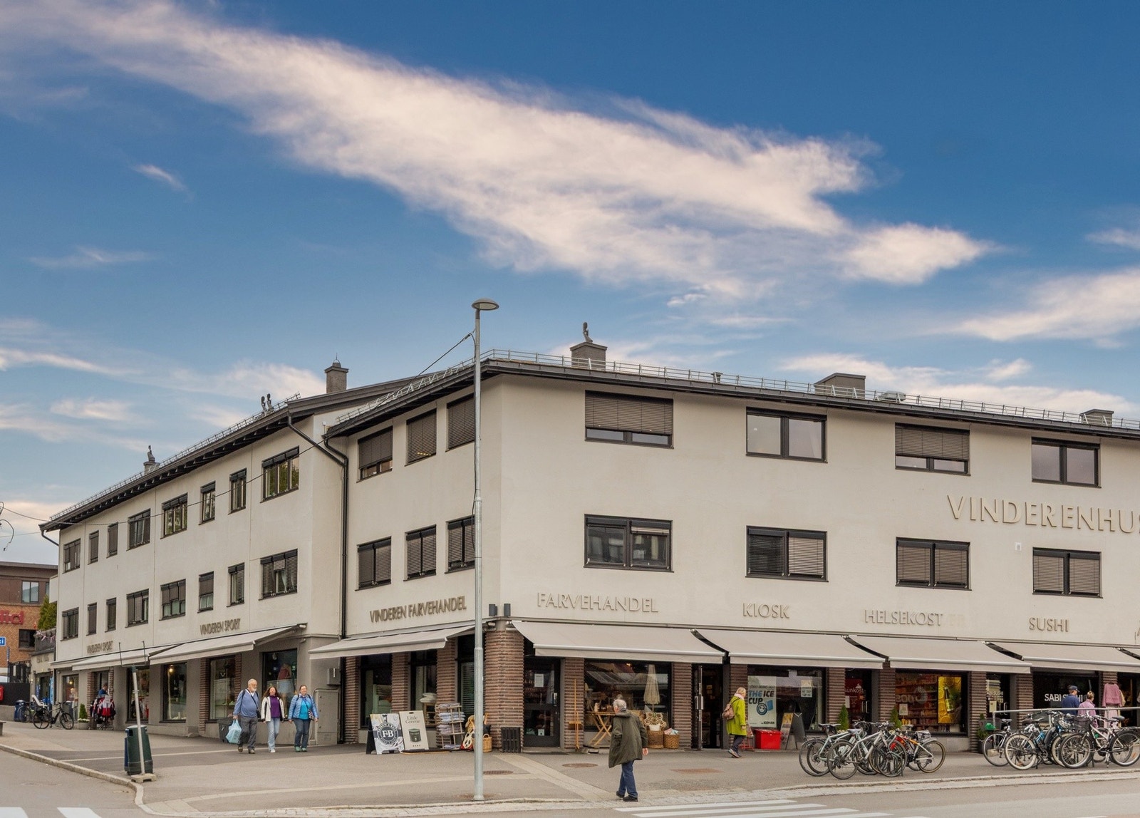 Ettertraktet beliggenhet i et attraktivt boligområde på Vinderen med kort vei til service- og kollektivtilbud. Det er kun ca. 600 meter til nærmeste senter. Galleribilde