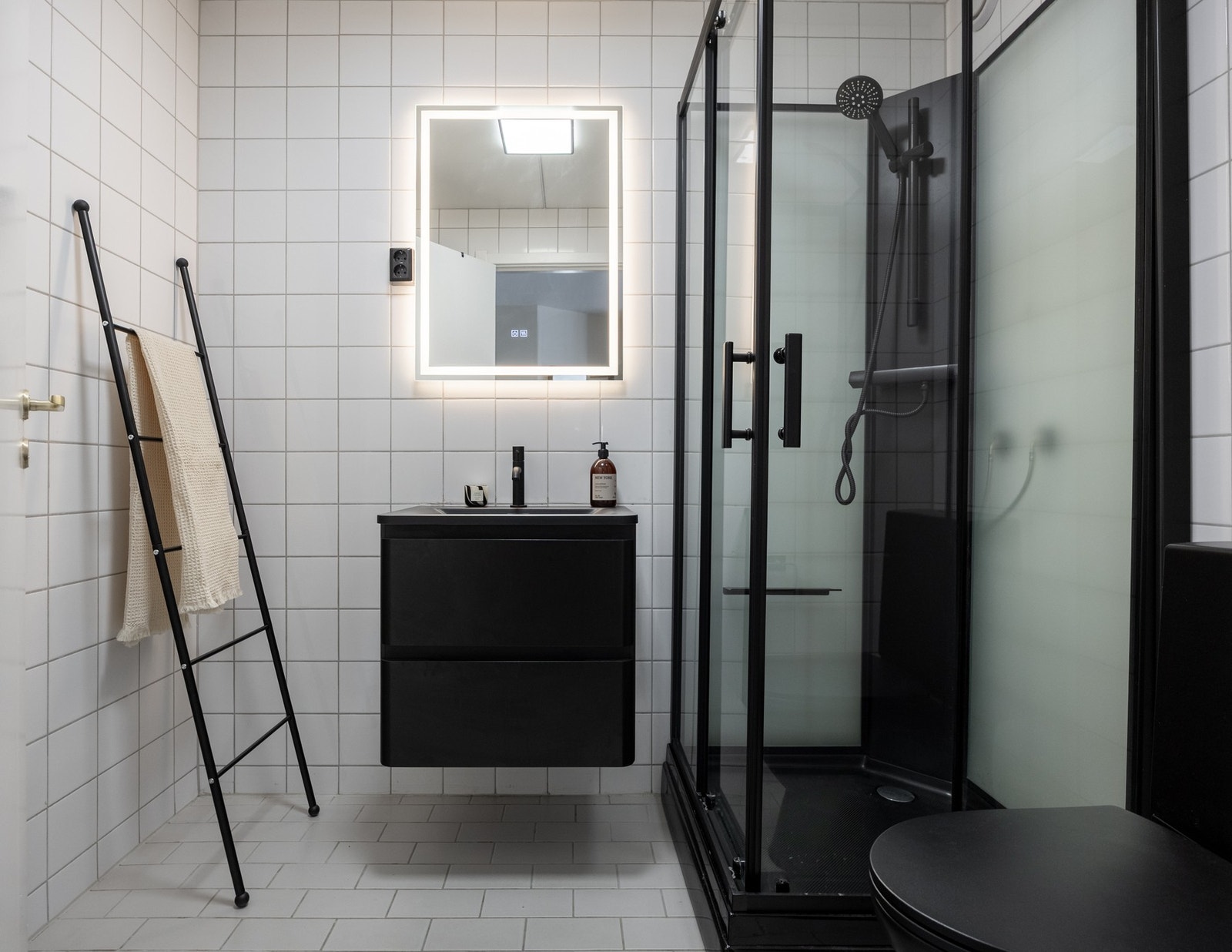 Bad fra byggeår i hovedetasjen som er helfliset og har gulvvarme. Galleribilde