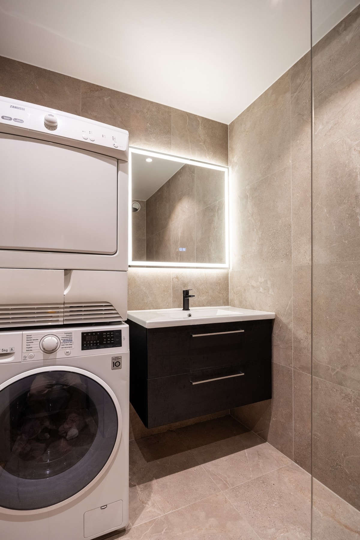 Badet er helfliset og har gulvvarme, samt opplegg for vaskemaskin/tørketrommel. Galleribilde