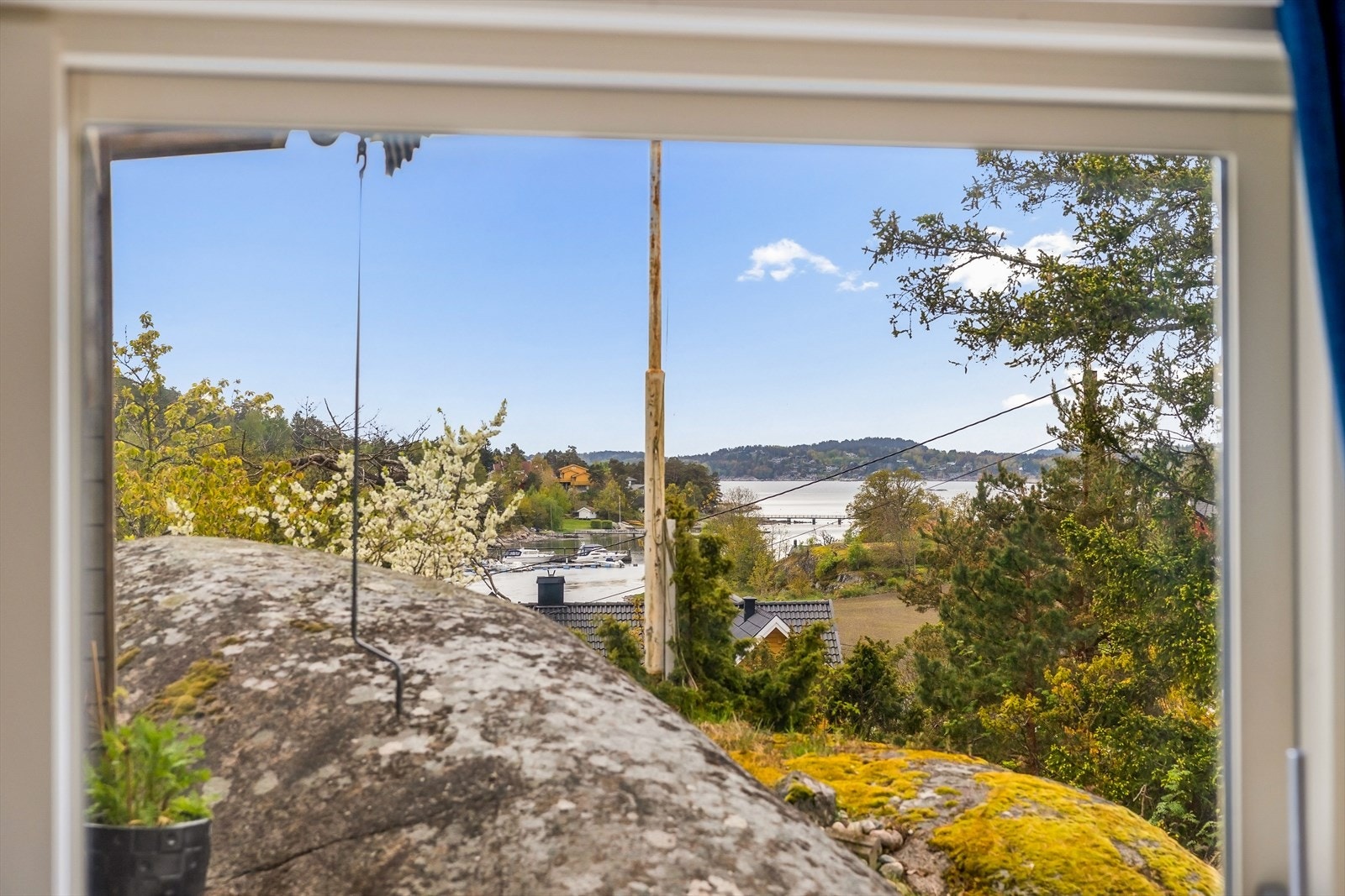 Fra vinduene har man flott utsikt til Yorkkilen og Lahellefjorden. Galleribilde