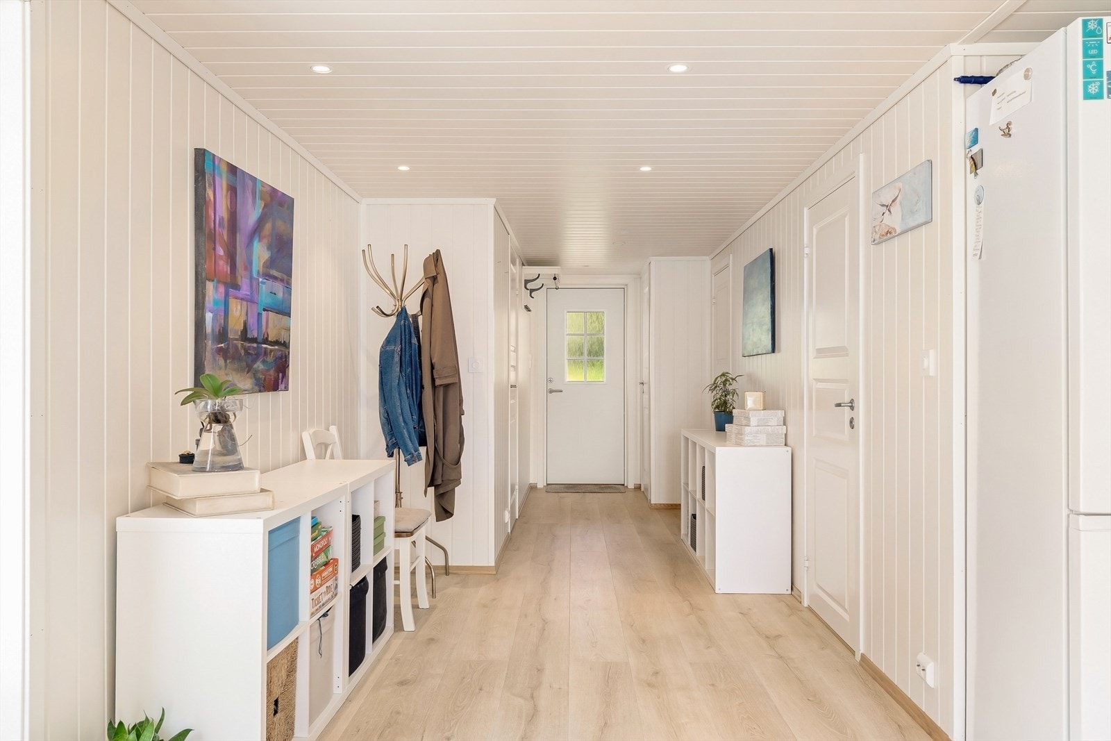 Gangen har downlights i taket og gjennomgående laminatgulv som i resten av boligen. Galleribilde