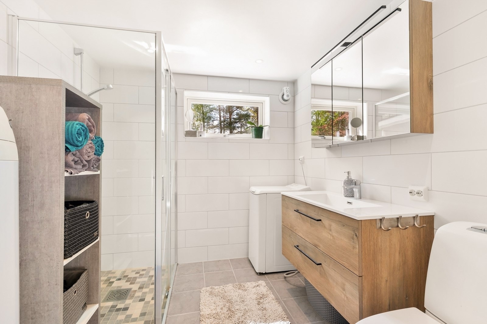 Badet ble bygget av fagfolk i 2021 og har flislagt gulv med elektriske varmekabler. Galleribilde
