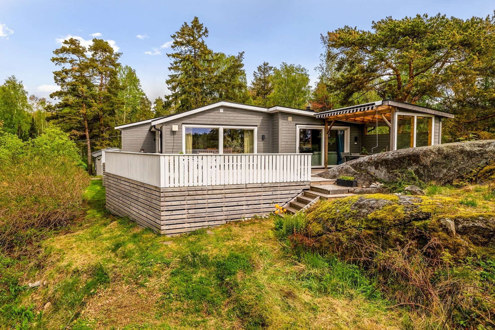 Fasaden har liggende bordkledning som ble lagt ny i 2020, samtidig som veggene ble etterisolert. Galleribilde