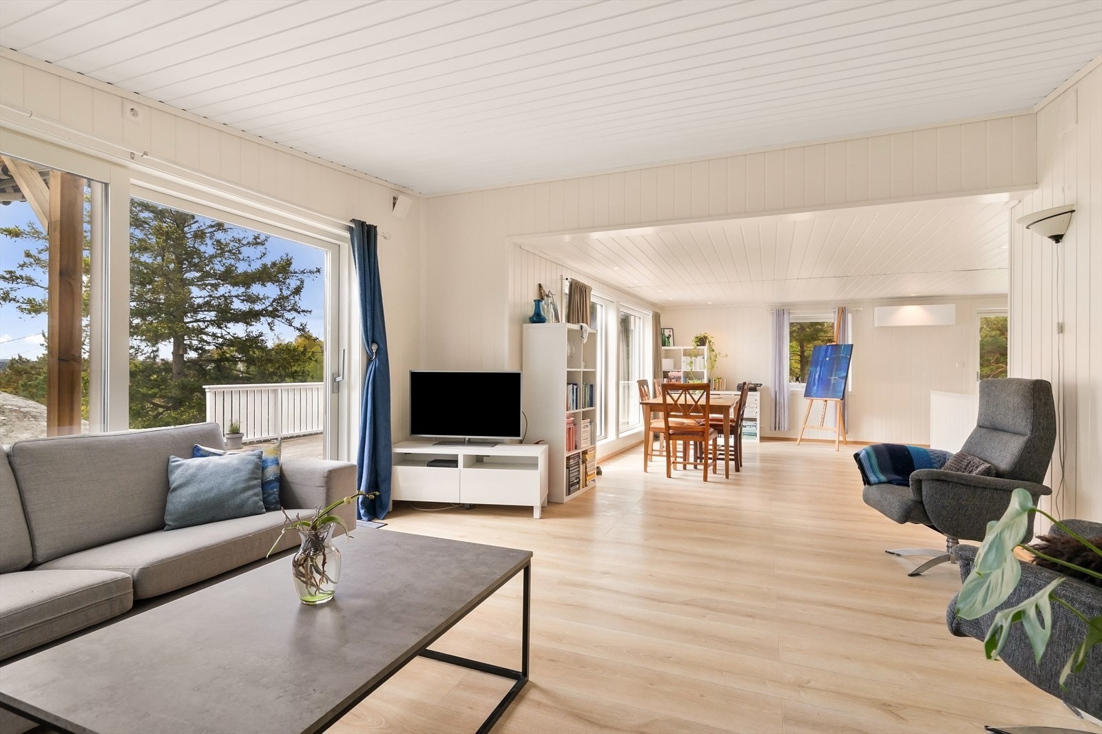 Store vindusflater fra 2020 slipper inn dagslys og kobler stuen til naturen utenfor. Galleribilde