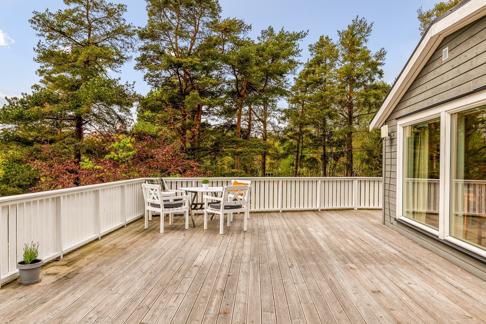 Totalt er det 105 m² med verandaareal, som gir rikelig med plass for uteliv. Galleribilde