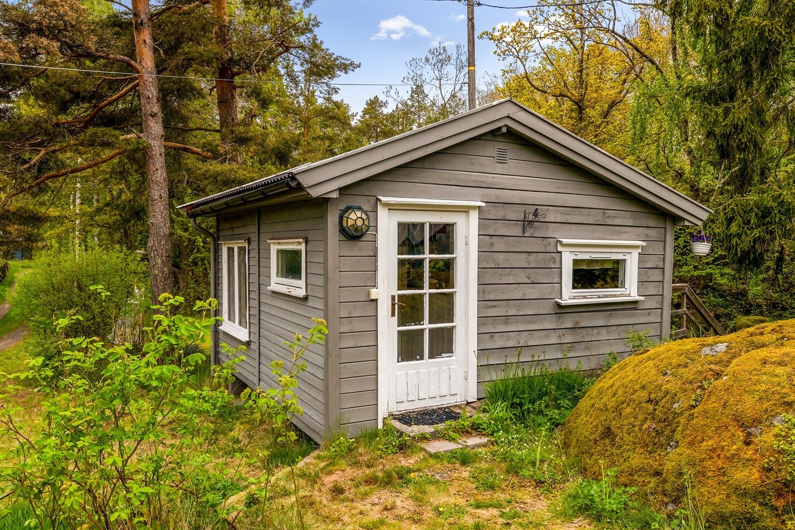 Et annet frittstående utebygg på eiendommen, også innredet. Galleribilde