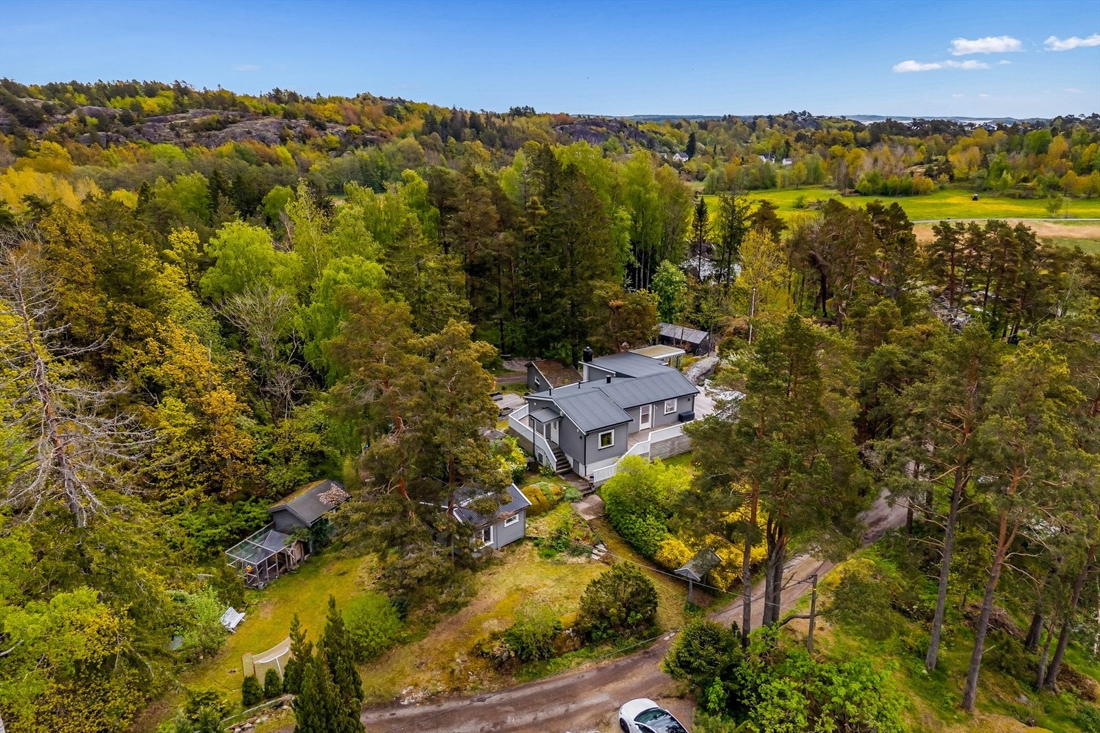Eiendommen ligger tilbaketrukket og usjenert på en romslig og solrik fjelltomt på 2,3 mål, med plen og gruset gårdsplass. Galleribilde