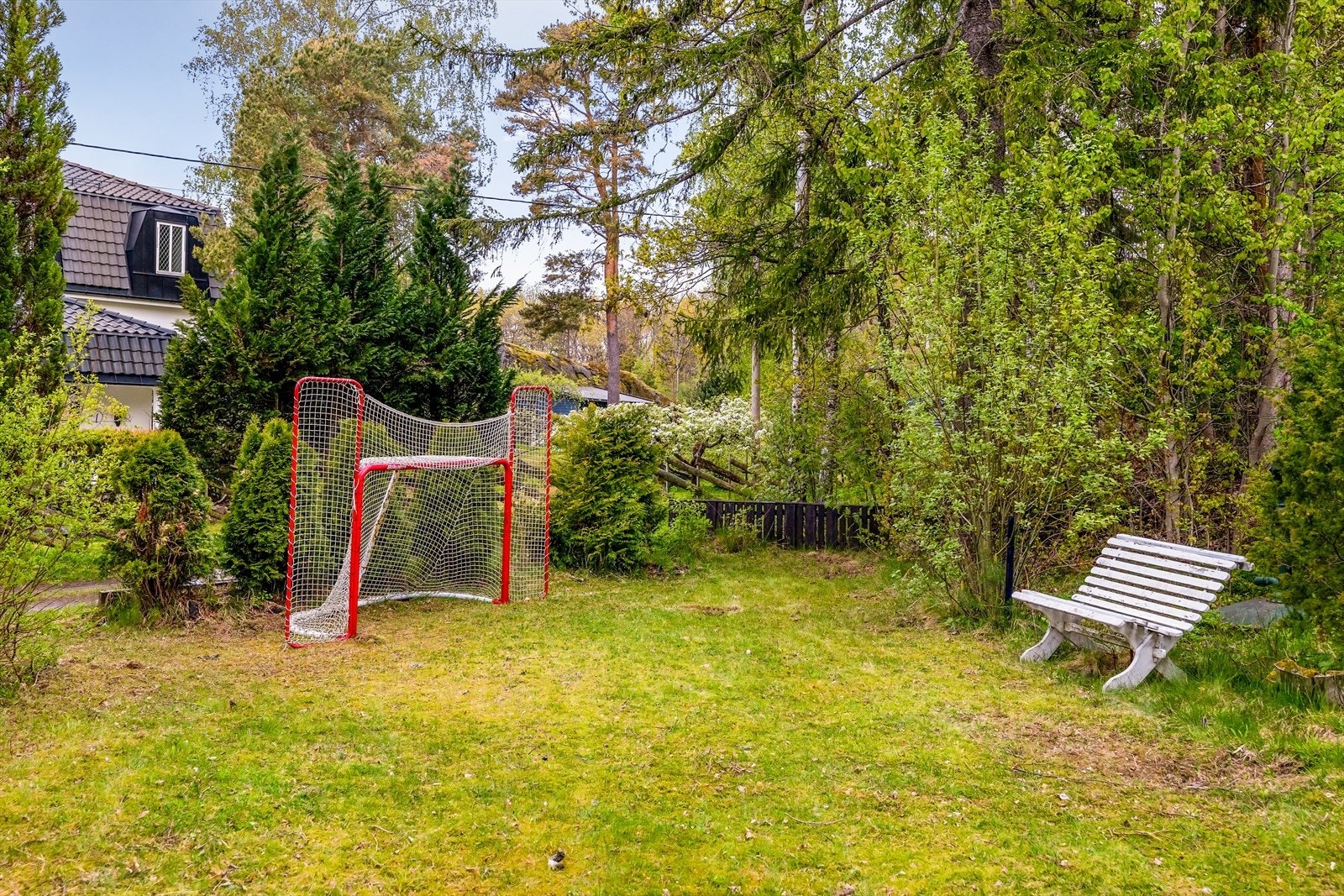 Tomten er opparbeidet med plen og gir rom for lek og aktiviteter. Galleribilde