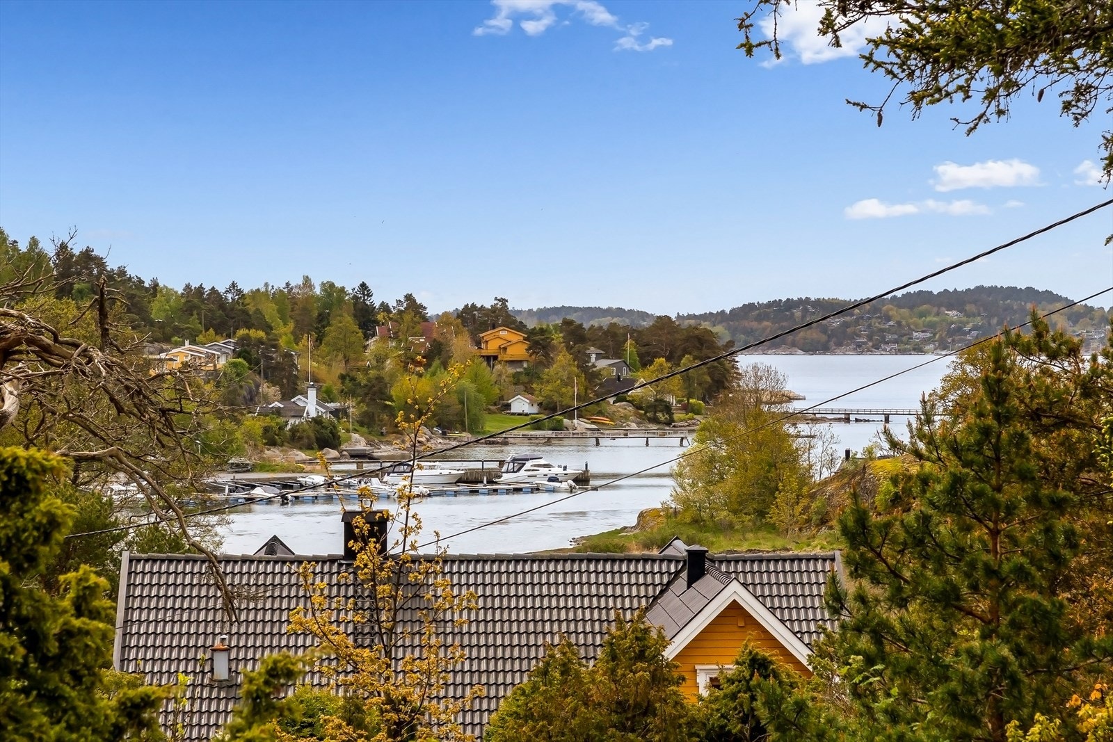Fra eiendommen er det utsikt mot sjøen og nærområdet. Galleribilde