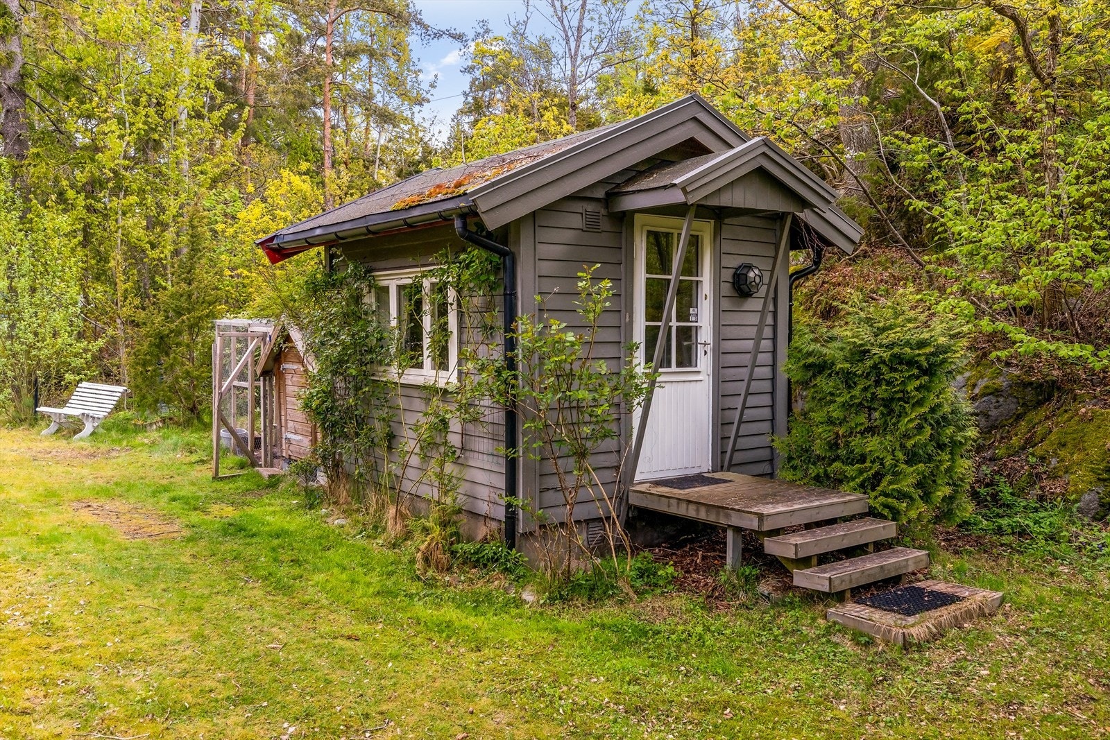 På eiendommen er det et utebygg innredet for opphold. Galleribilde
