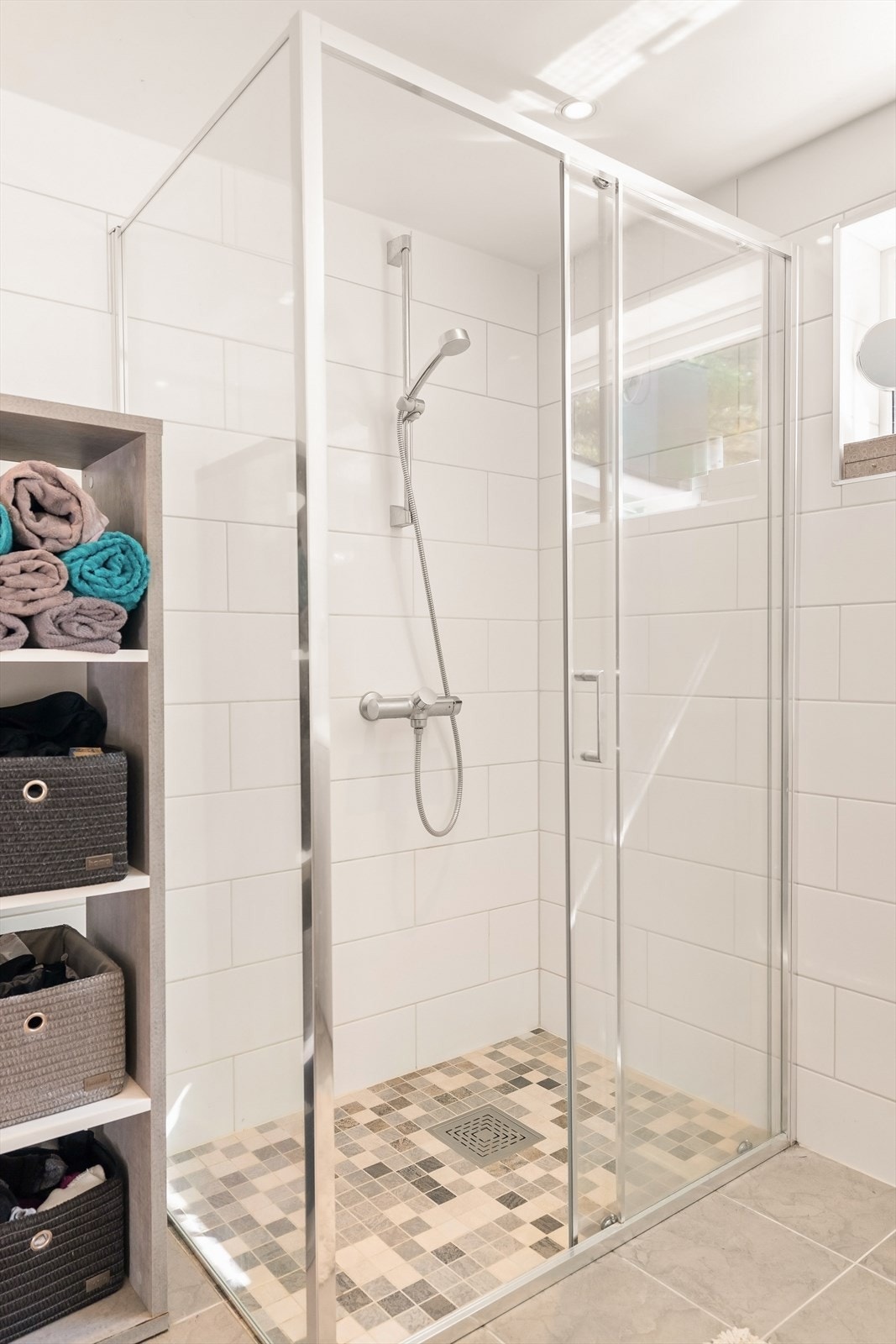 Dusjnisje med glassvegger og tilfredsstillende fall til sluk. Rommet har også opplegg for vaskemaskin. Galleribilde