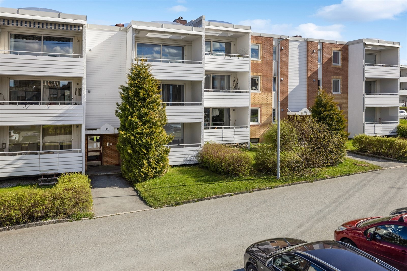 Leiligheten ligger i øverste etasje og har blant annet en veranda med overbygg. Deler av overbygget har gjennomsiktig tak som slipper inn rikelig med lys. Galleribilde