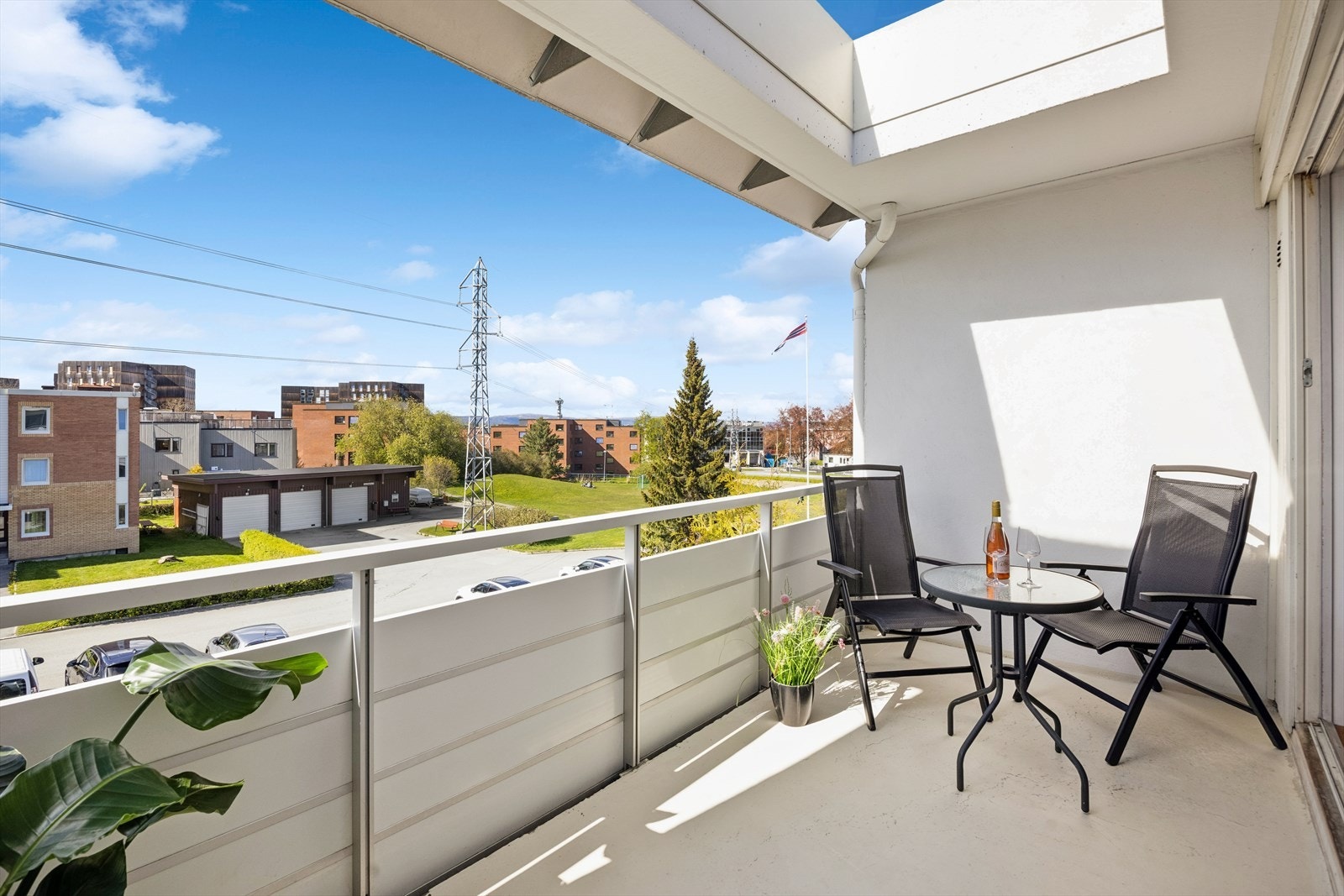 Legg merke til lysgjennomslippet i taket over verandaen. Galleribilde