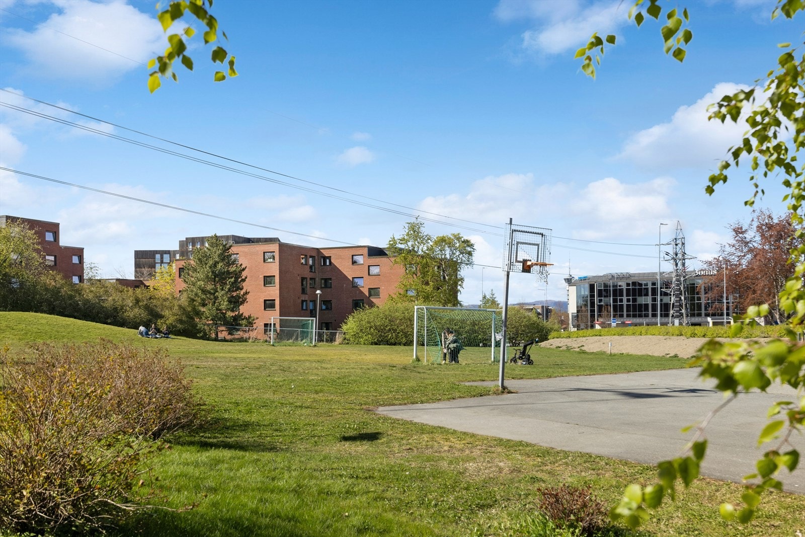 Det er både gressbane og basketballbane like i nærheten. Galleribilde
