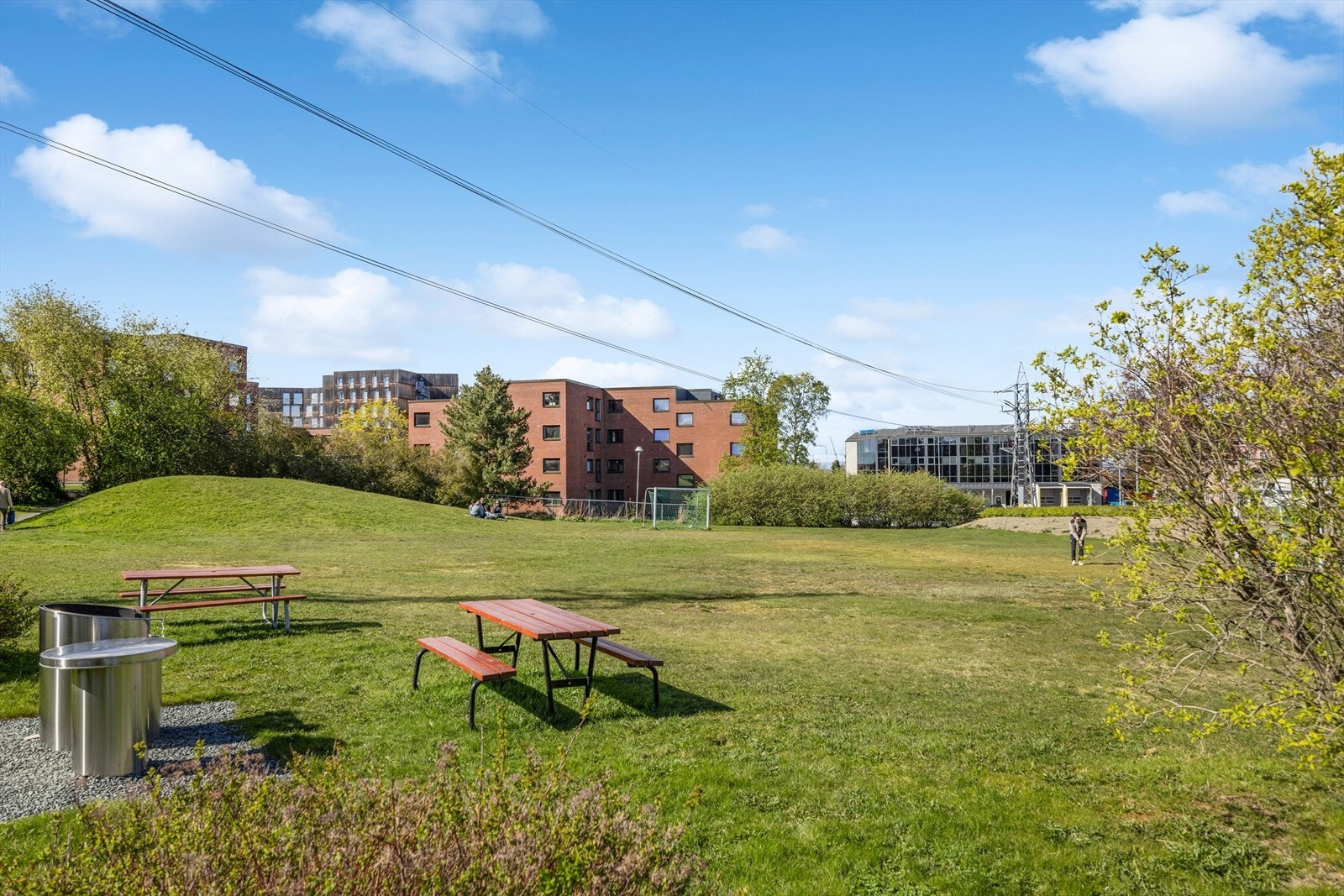 Moholt Storsenter med butikker og servicefasiliteter ligger innenfor kort rekkevidde fra leiligheten. Galleribilde