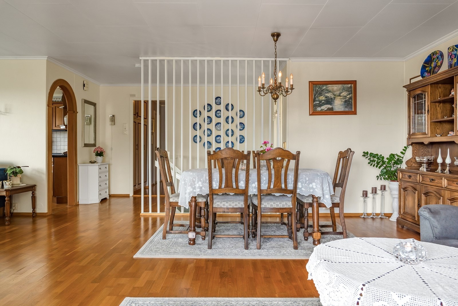 Romslig stue med god plass til både sofagruppe og annet møblement. Stuen har en naturlig inndeling med plass til en romslig spisestue. Galleribilde