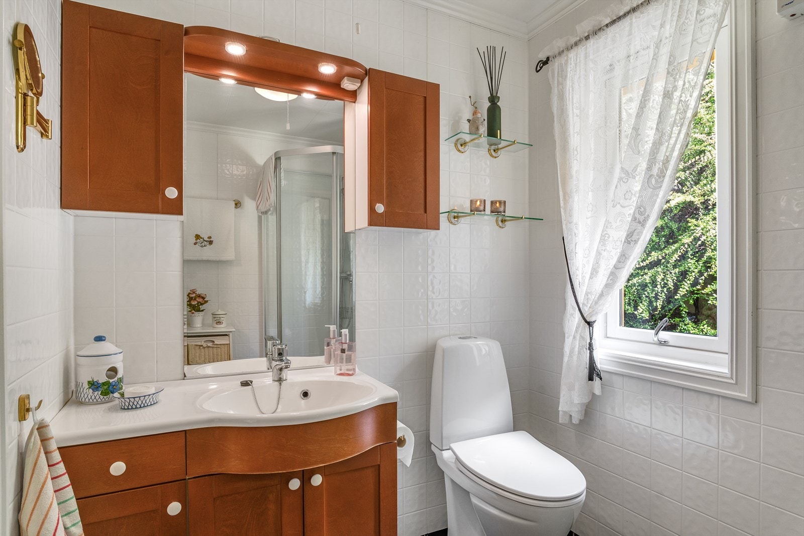 Badet i første etasje har baderomsplater på veggene og fliser på gulvet. Galleribilde