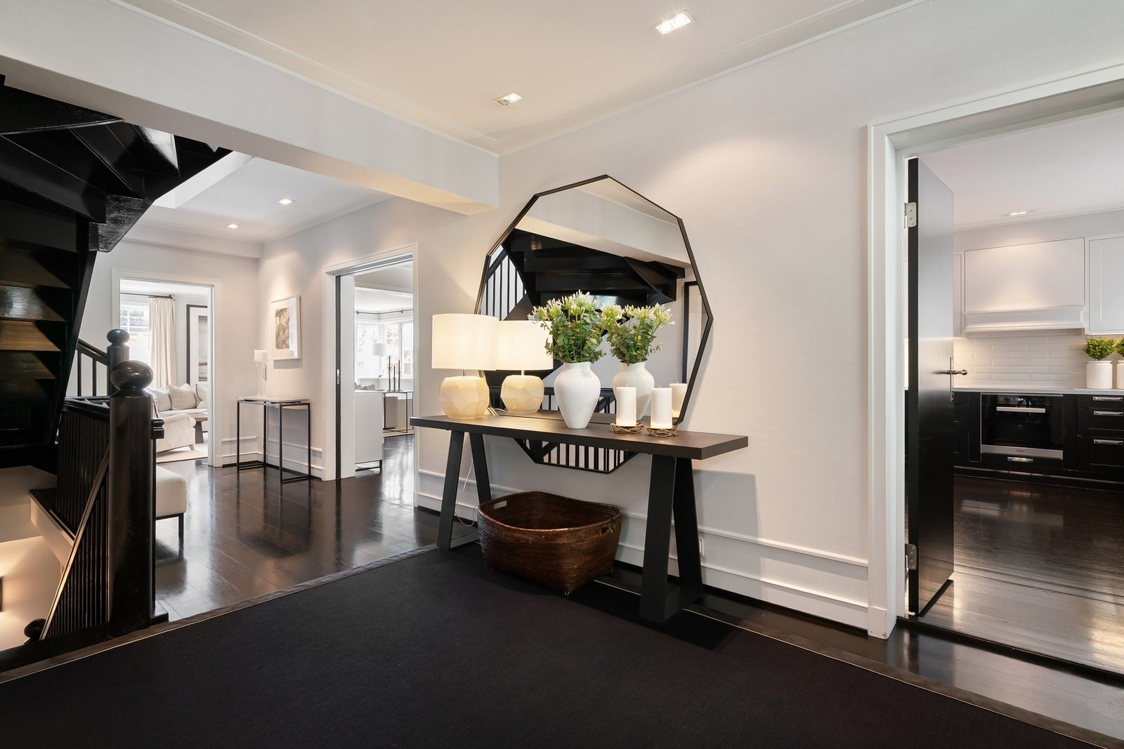Flott hall med vakker forbindelse mellom rommene Galleribilde