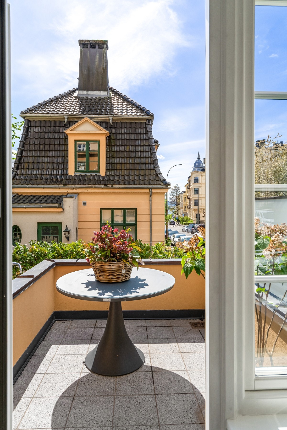 Vakkert utsyn mot balkong fra stue Galleribilde