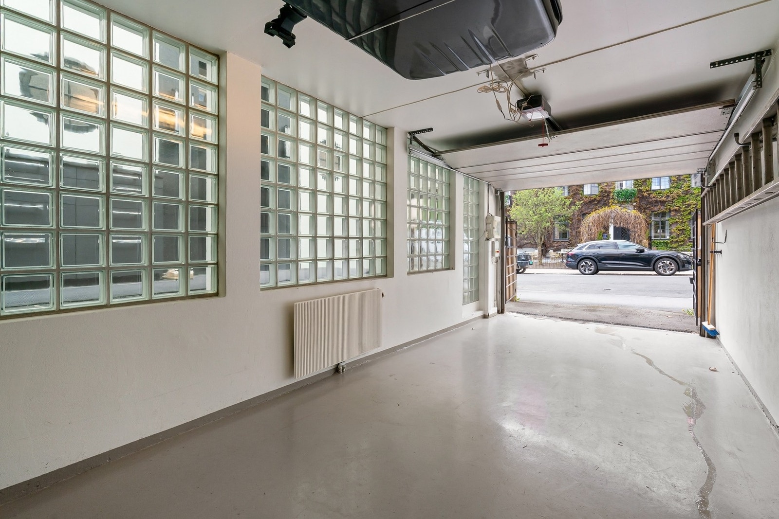 Garasje med plass til to biler parkert etter hverandre Galleribilde