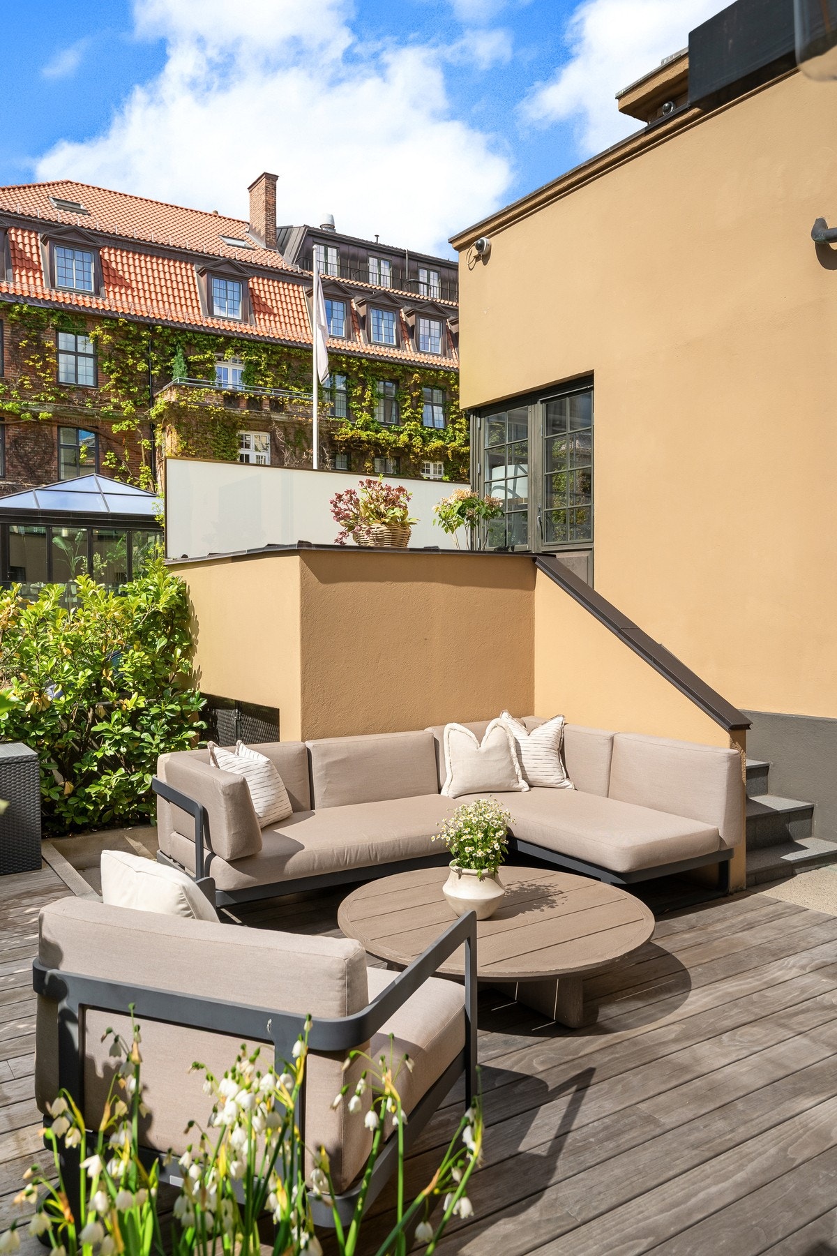 Solrik hage/terrasse med god plass til loungegruppe Galleribilde