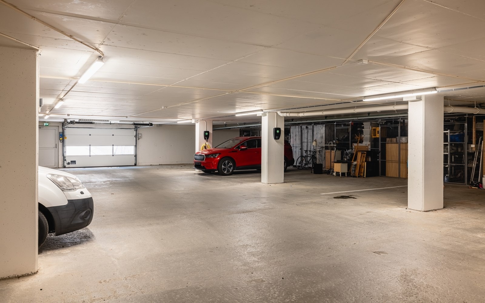 Parkering i felles, lukket garasjeanlegg. Leiligheten disponerer også en ekstern bod i kjelleren. Galleribilde