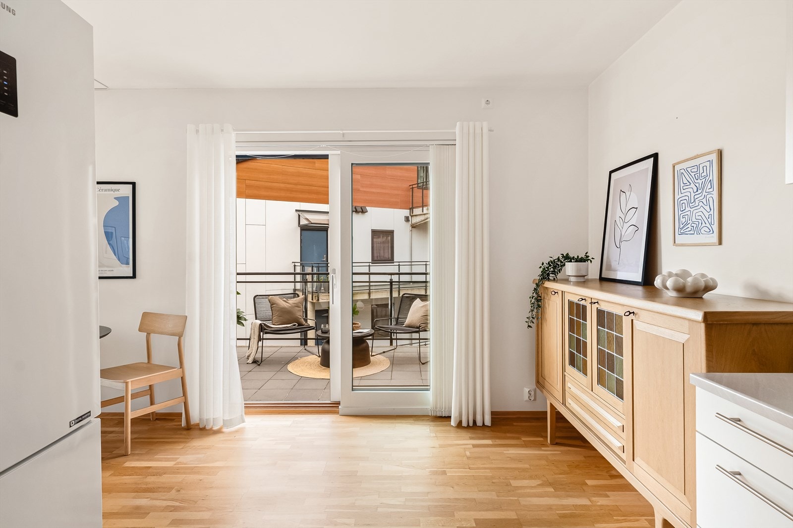 Fra stuen er det direkte utgang til balkongen via skyvedør. Galleribilde