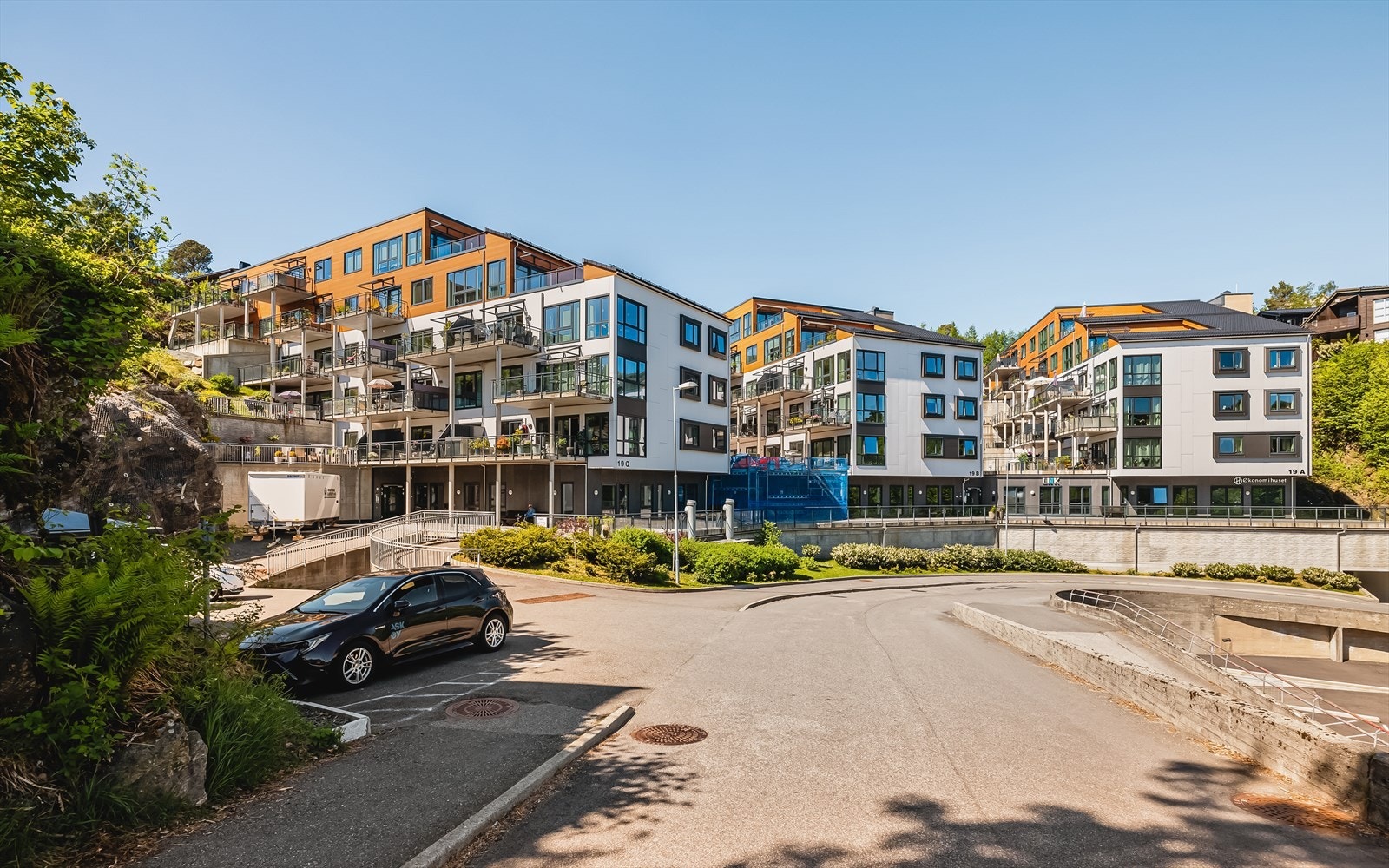 Fasaden består av fasadeplater, en moderne og vedlikeholdsvennlig løsning. Galleribilde