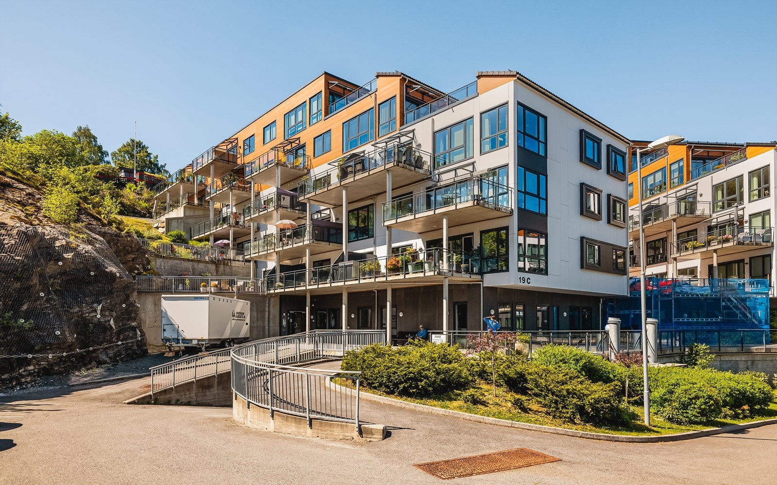 Bygget ble oppført i 2014 med garasjeanlegg og heis. Galleribilde