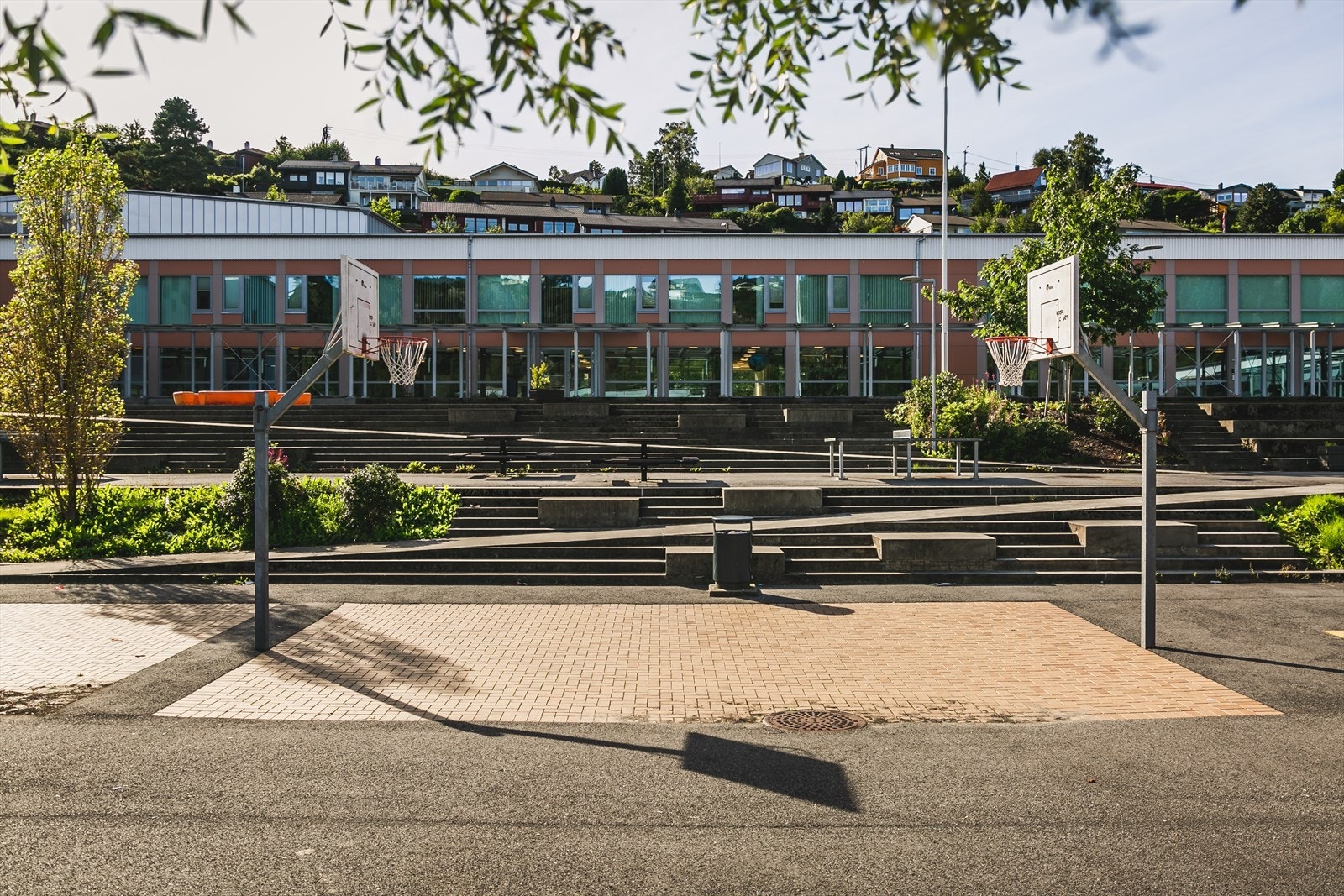 I nærområdet finnes både barne- og ungdomsskole, samt videregående skole. Galleribilde