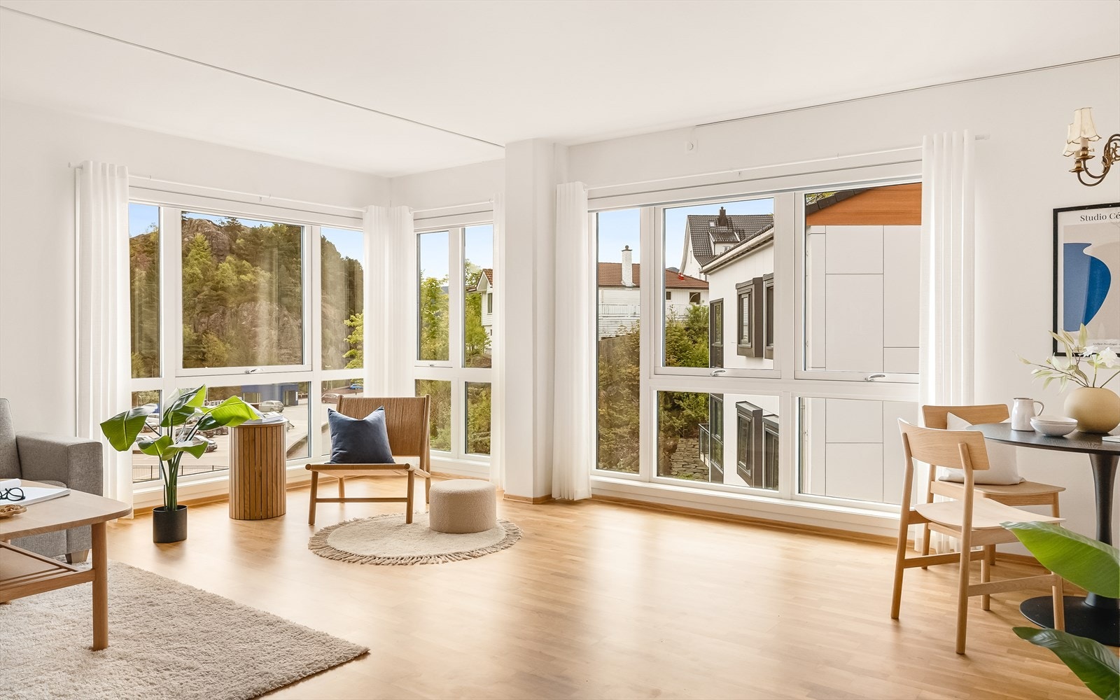 Den åpne løsningen gir en romslig følelse, med god plass til både sofagruppe og spisebord. Galleribilde