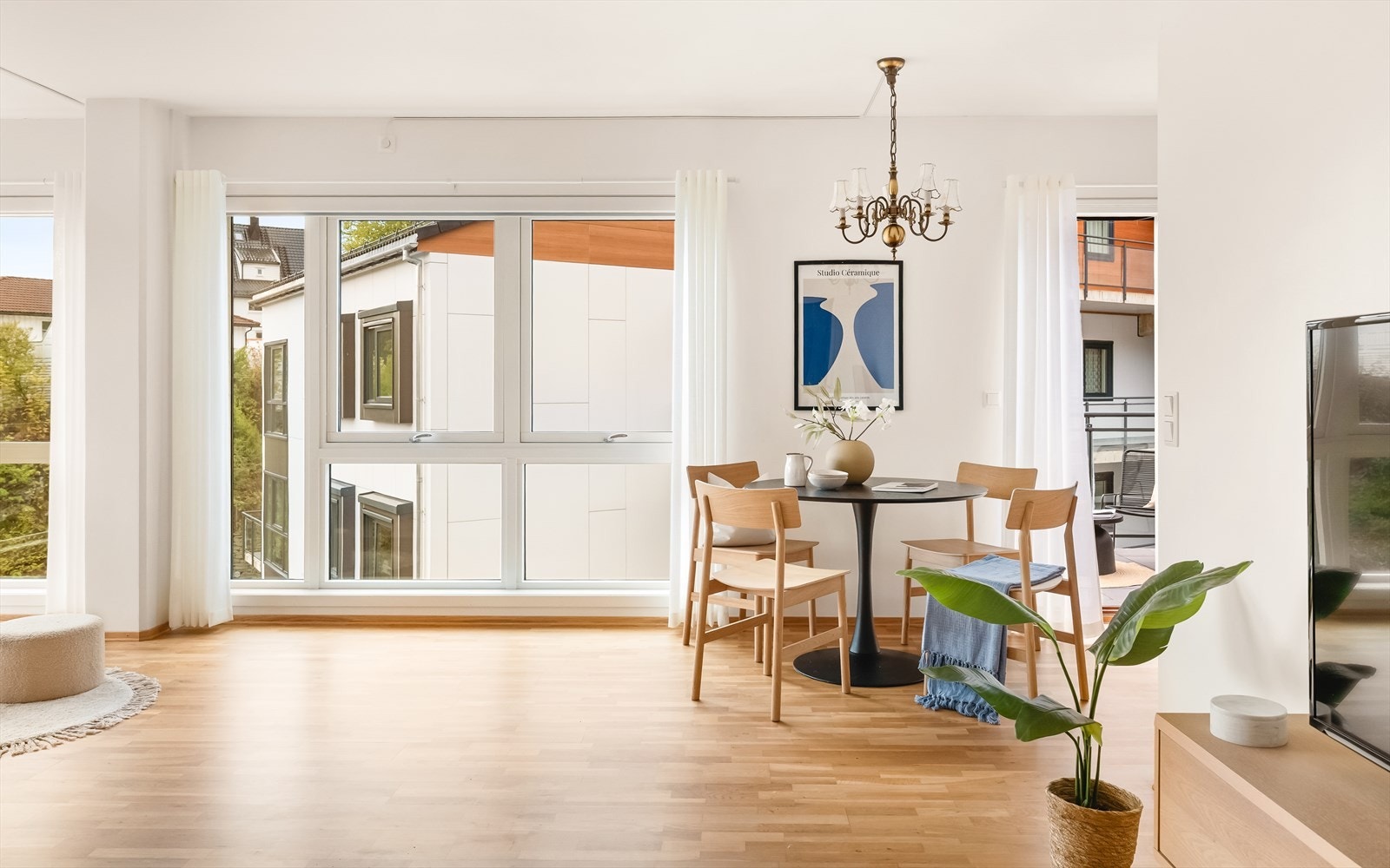 Gjennomgående parkett på gulv og store vindusflater med 3-lags glass fra 2014. Galleribilde