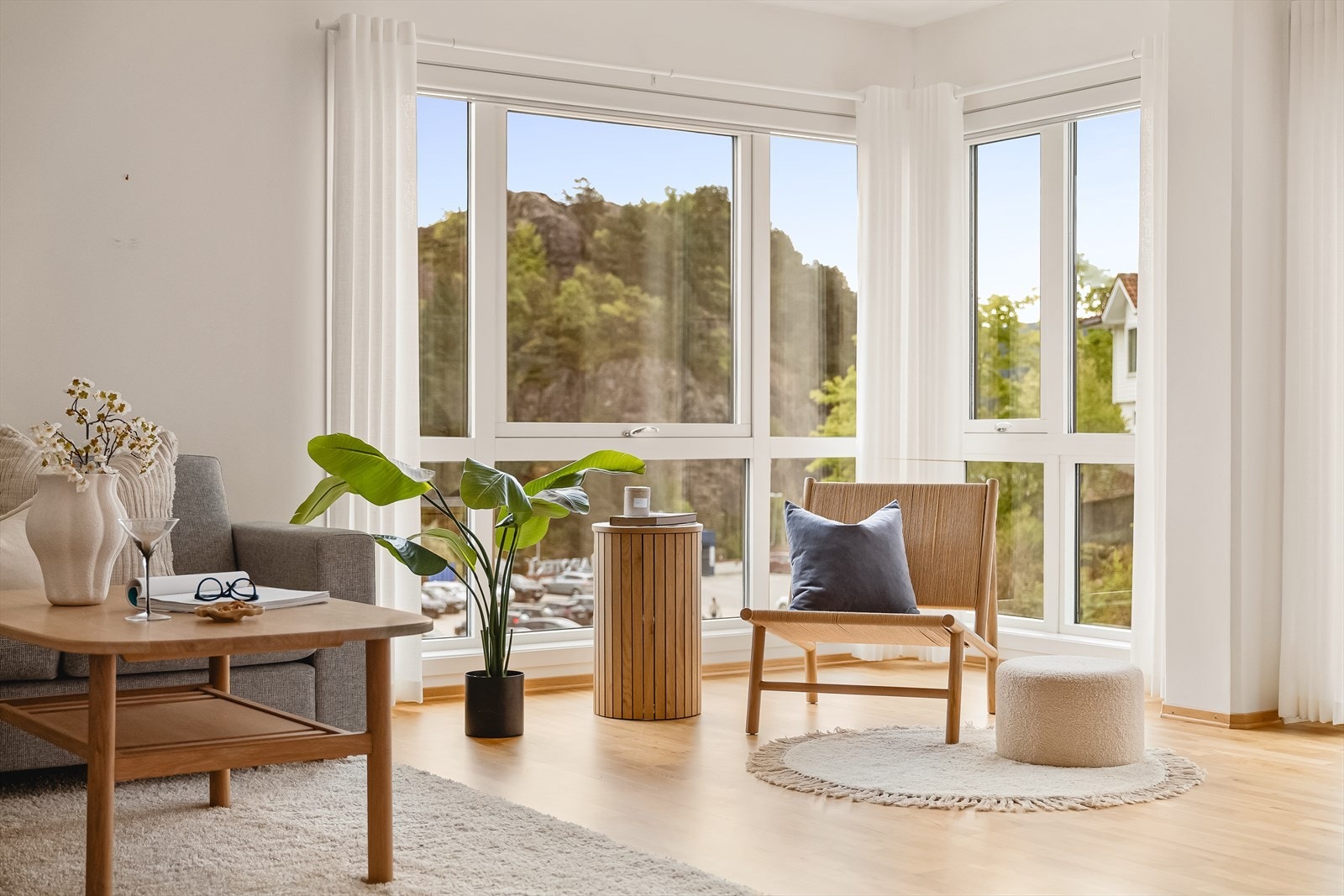 Vinduer i malte tre/alu karmer sikrer godt med dagslys og et stabilt inneklima. Galleribilde