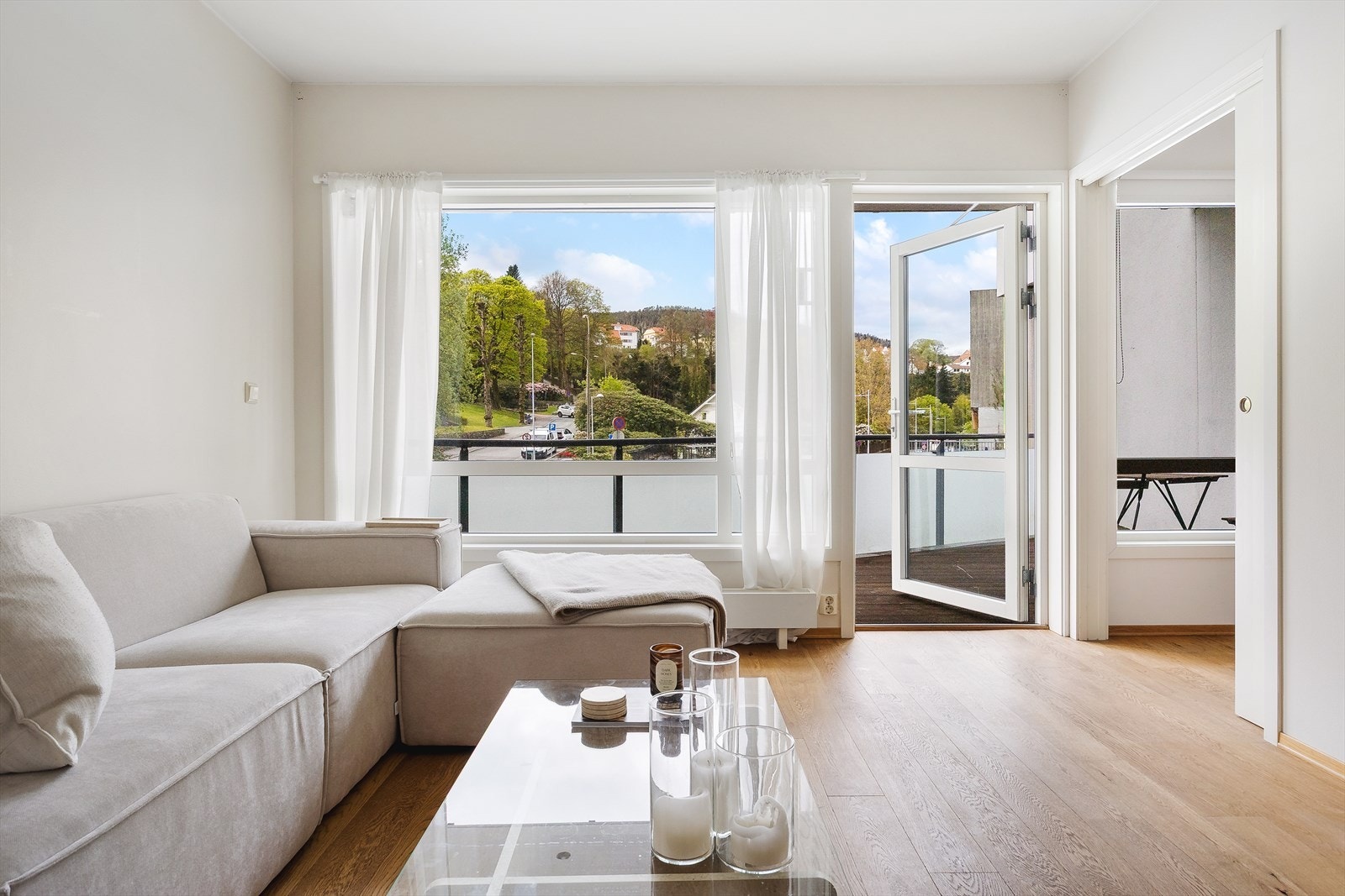 Stuen har store vindusflater som sørger for et nydelig lysinnslipp til leiligheten hele dagen. Galleribilde
