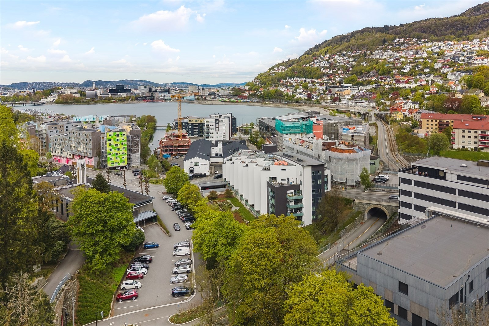 Nærområdet kort avstand til flere høyskoler og store arbeidsplasser innen gangavstand. Galleribilde
