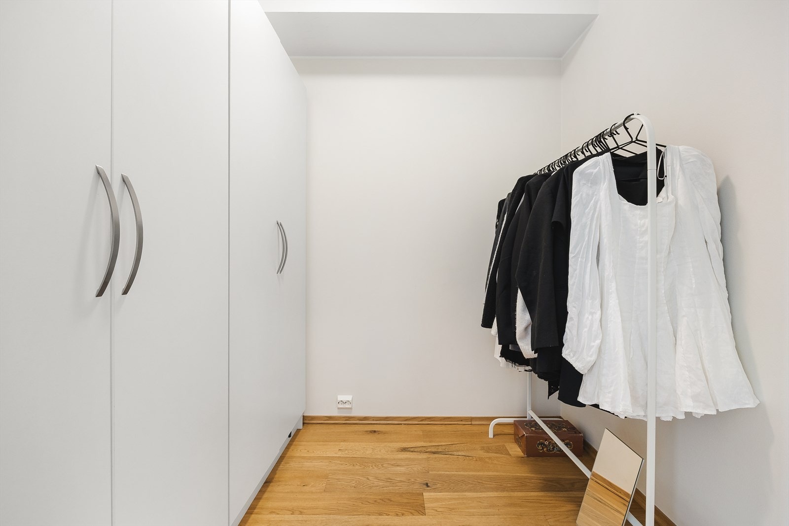 Vegg i vegg med soverommet er egen garderobe som i tegninger er godkjent som rom for varig opphold. Galleribilde