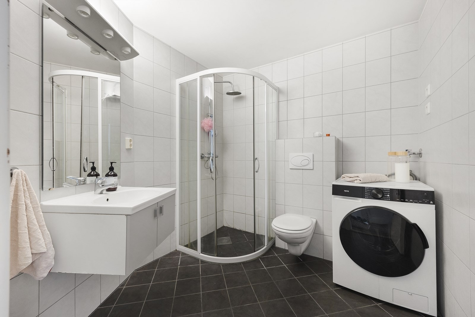 Badet er romslig med opplegg for vaskemaskin og tørketrommel. Galleribilde