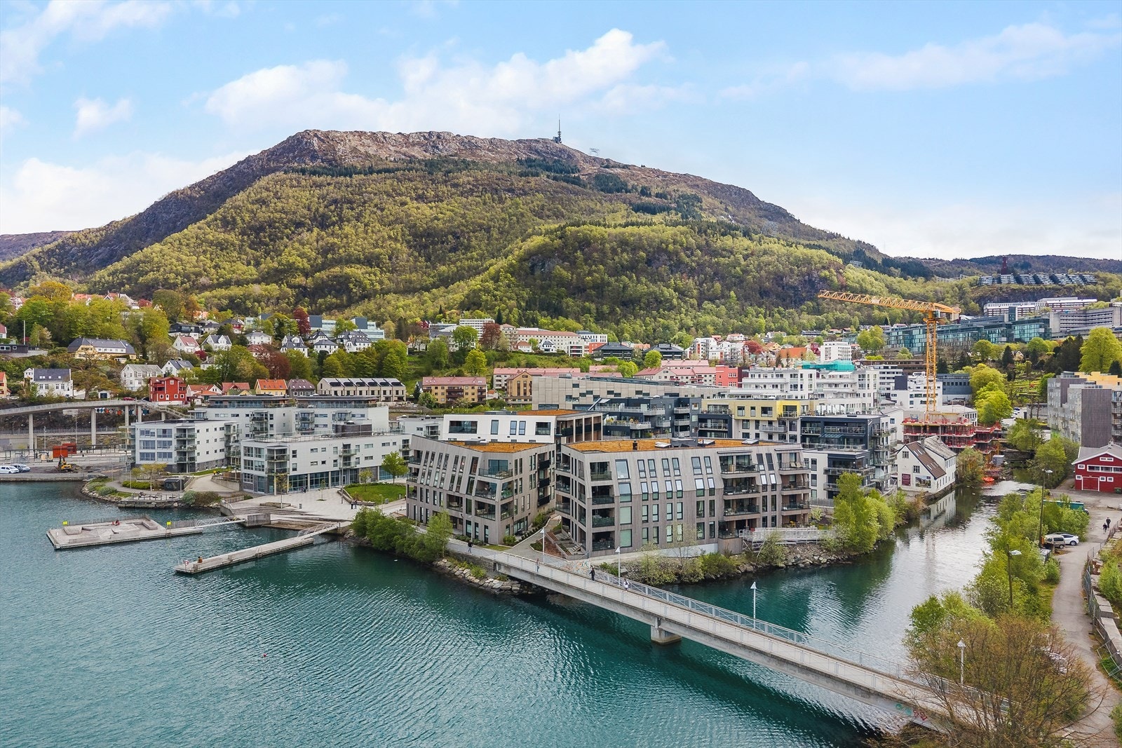 Området er svært attraktivt med flotte uteområder, badeplass, kort vei til Bybane og flere flotte turområder. Galleribilde
