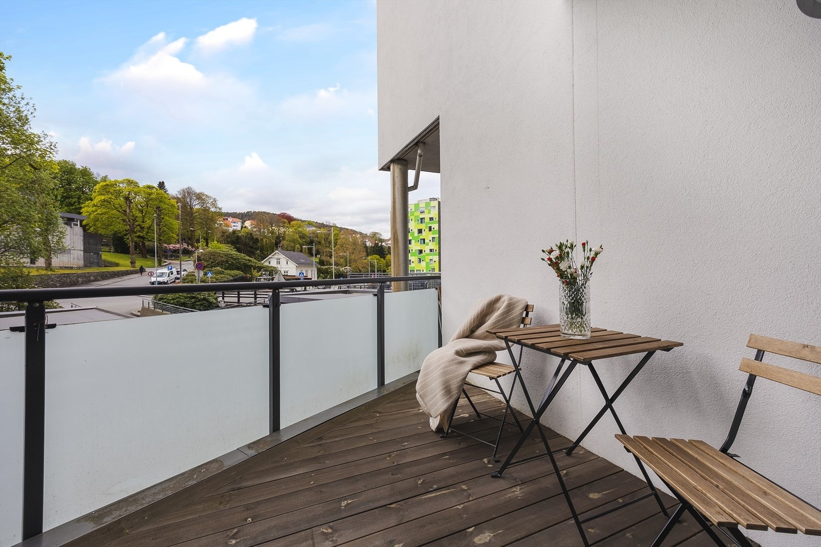 Balkongen er vestvendt og godt skjermet. Galleribilde