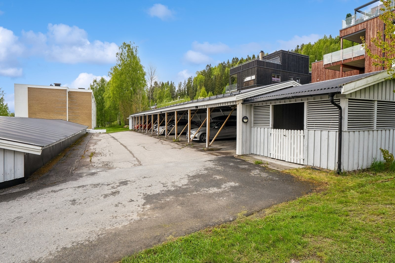 Leiligheten disponerer også en carport. Galleribilde