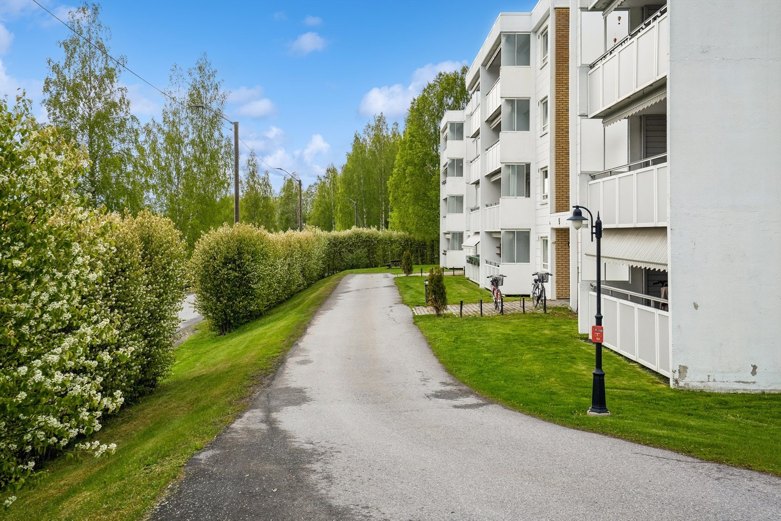 Det er kort veg til holdeplass for bybuss, og fin gang- og sykkelsti til sentrum. Galleribilde