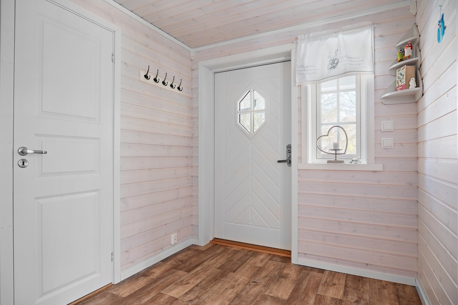 Velkommen inn! Her blir du møtt av en lys og romslig yttergang hvor du har god plass til å henge av deg yttertøyet. Galleribilde